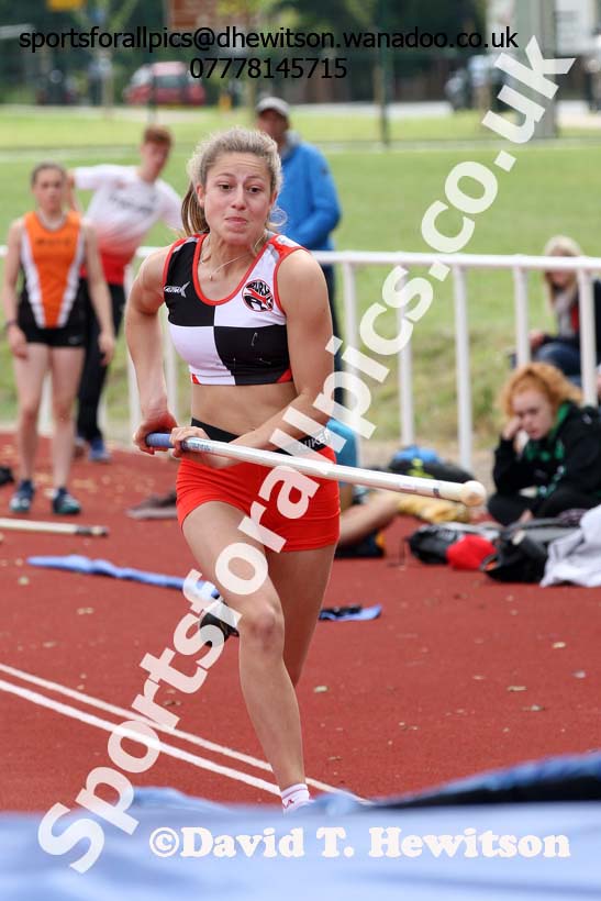 Girls under-15s pole vault, Northern Under-13s, U-15s and 17s Championships. Photo: David T. Hewitson/Sports for All Pics